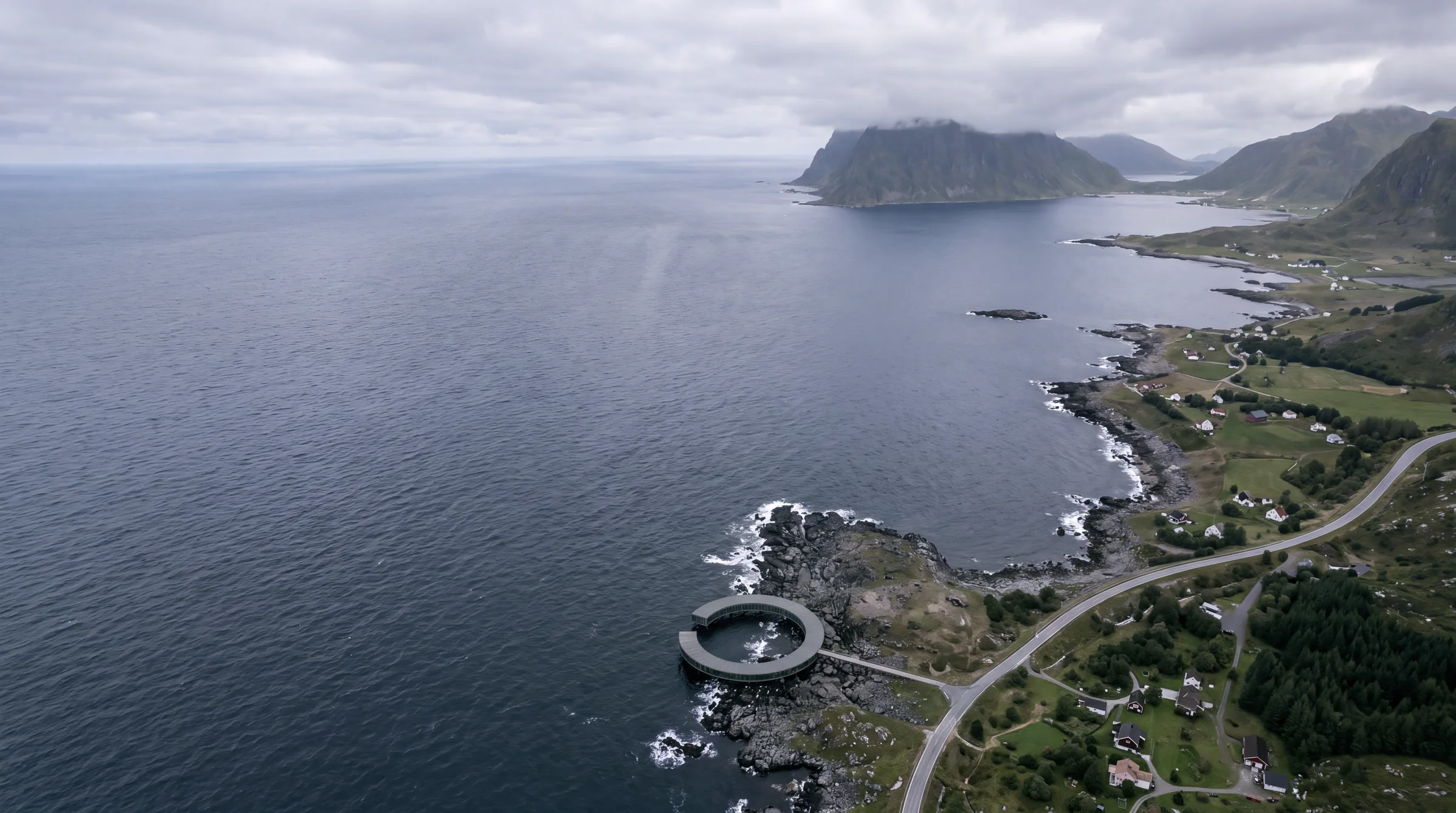 Render aéreo panorámico de la costa de Lofoten con montañas, una carretera costera y el pequeño anillo del centro de investigación junto al mar