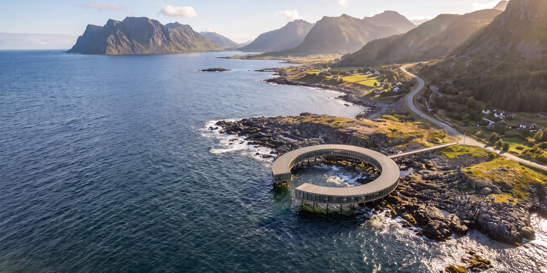 Render aéreo de un centro de investigación marina en anillo sobre una poza de marea en la costa rocosa de Lofoten, con montañas y carretera al sol bajo