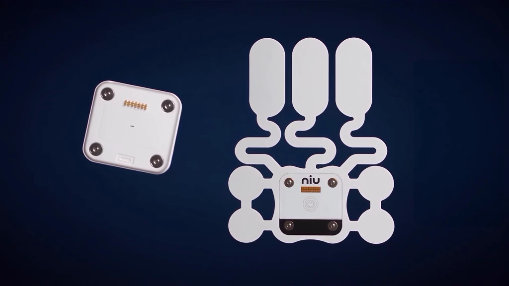 Le module et le film capteur du moniteur de vessie portable présentés séparément, le module tourné pour montrer ses broches