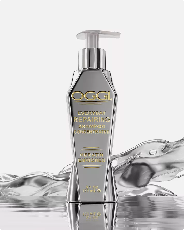 Silver shampoo bottle with water splash in clean studio, product rendering with reflective surface