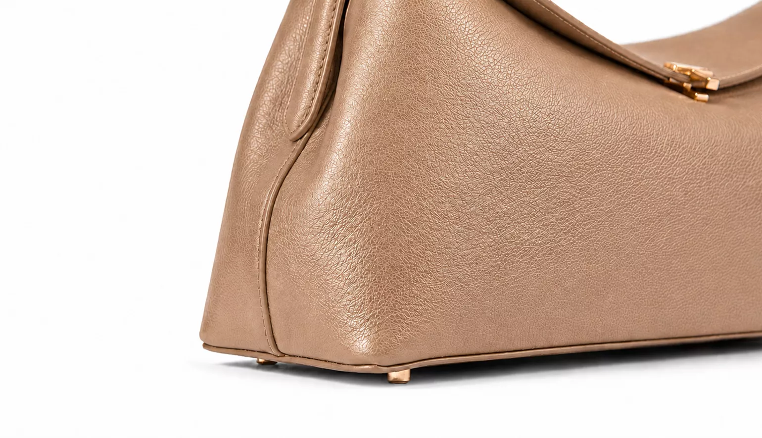 Side detail of beige Toteme handbag with textured leather and gold feet