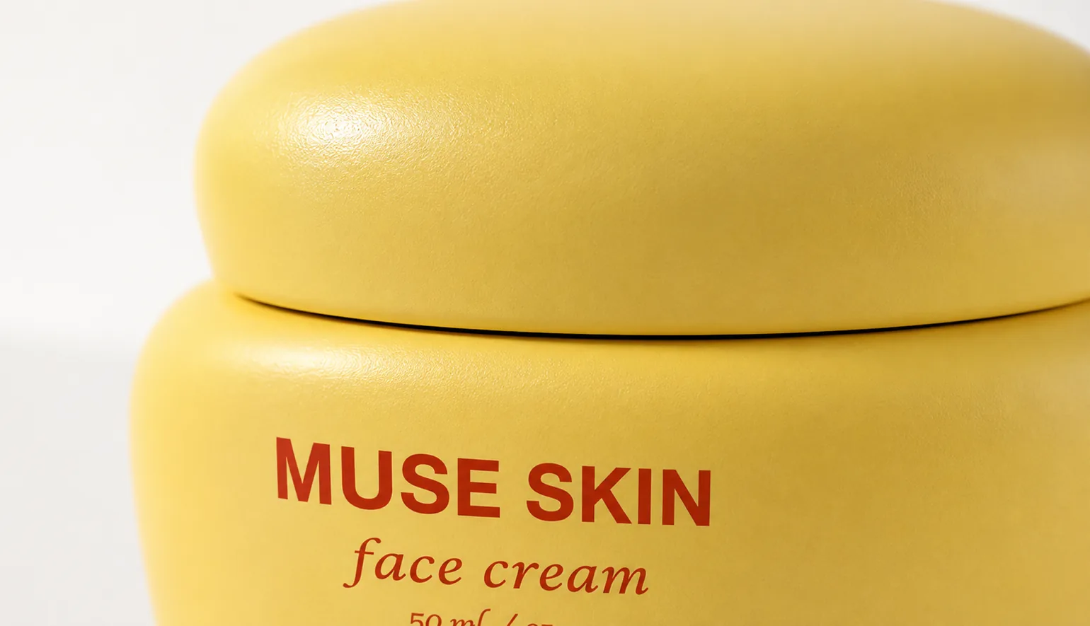Close-up of the face-cream jar label and cap, showing the faithful CGI digital twin.